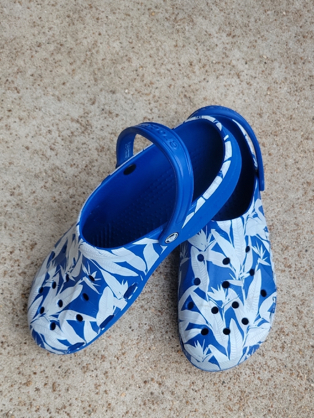 CROCS Blue and White Leaf-Print Men's Water Clogs